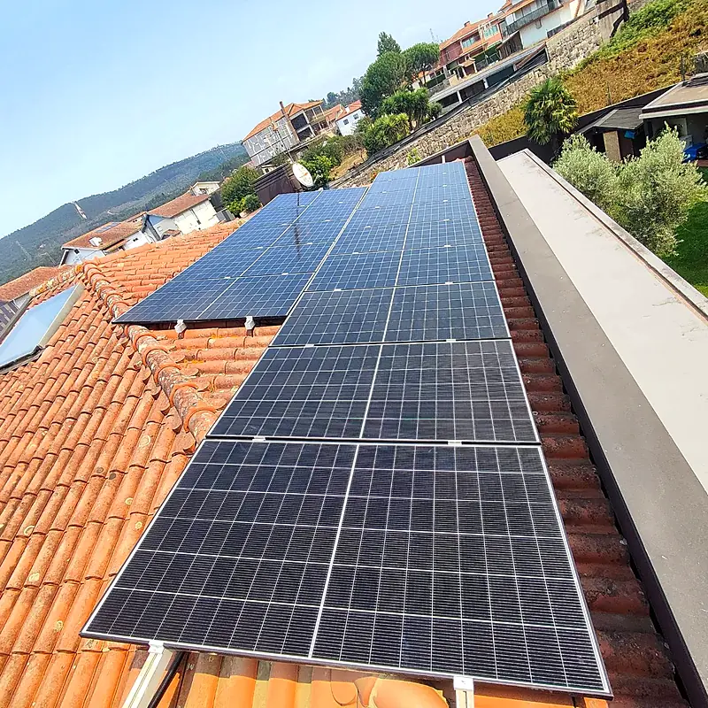 Painéis solares num telhado de telha